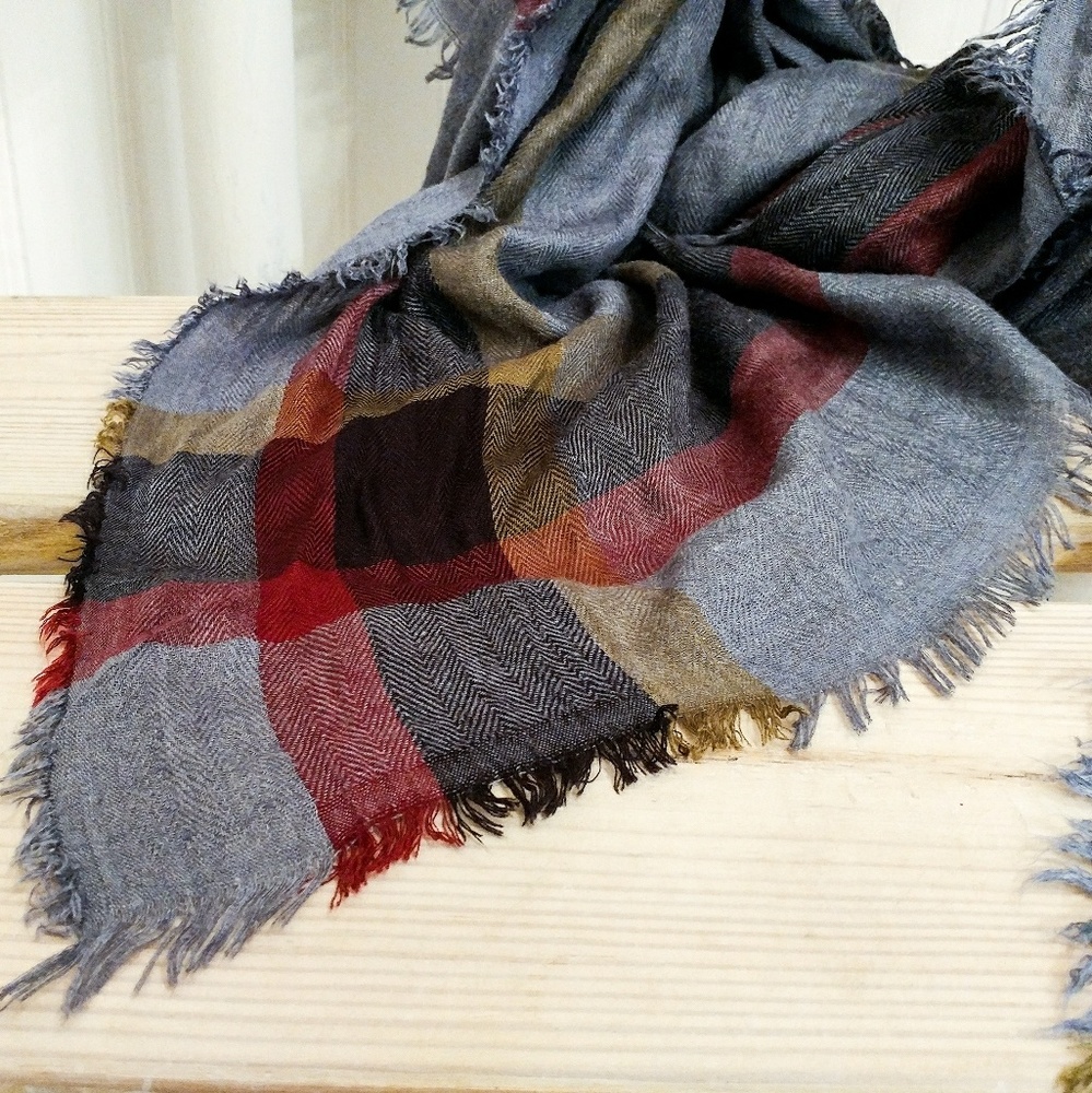 Very Large Scarf - Picture 4 of 4